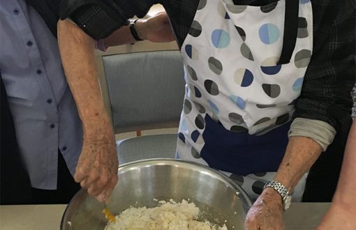 Resident mixing baking dough