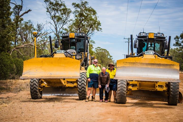 Whiddon Narrabri resident, Ron, smiling with two grader operators as part of Whiddon's Best Week initiative.